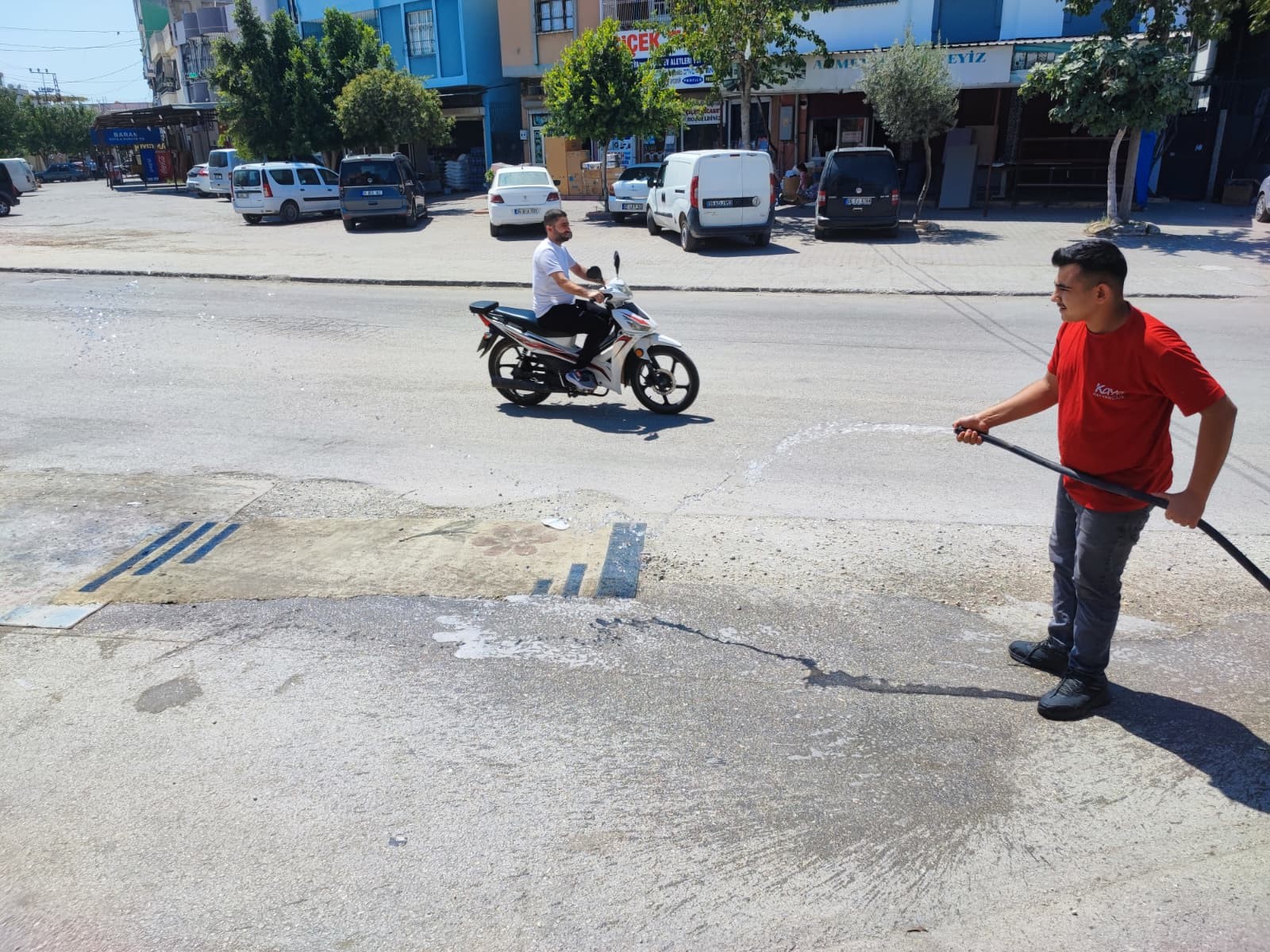 Toza halı da çare olmayınca vatandaş bu kez de sulamaya başladı