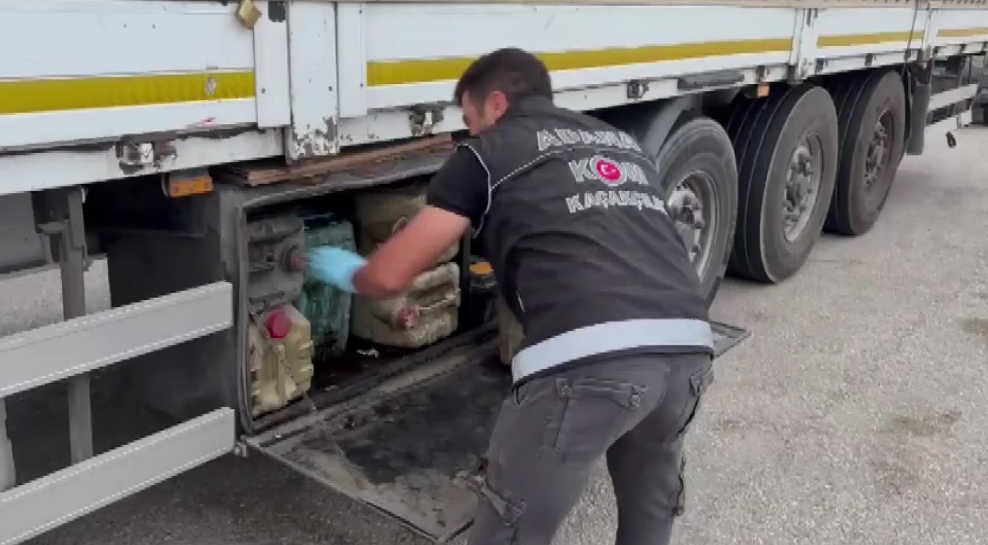 Yedek yakıt bidonunda 4 milyon TL değerinde kaçak telefon çıktı