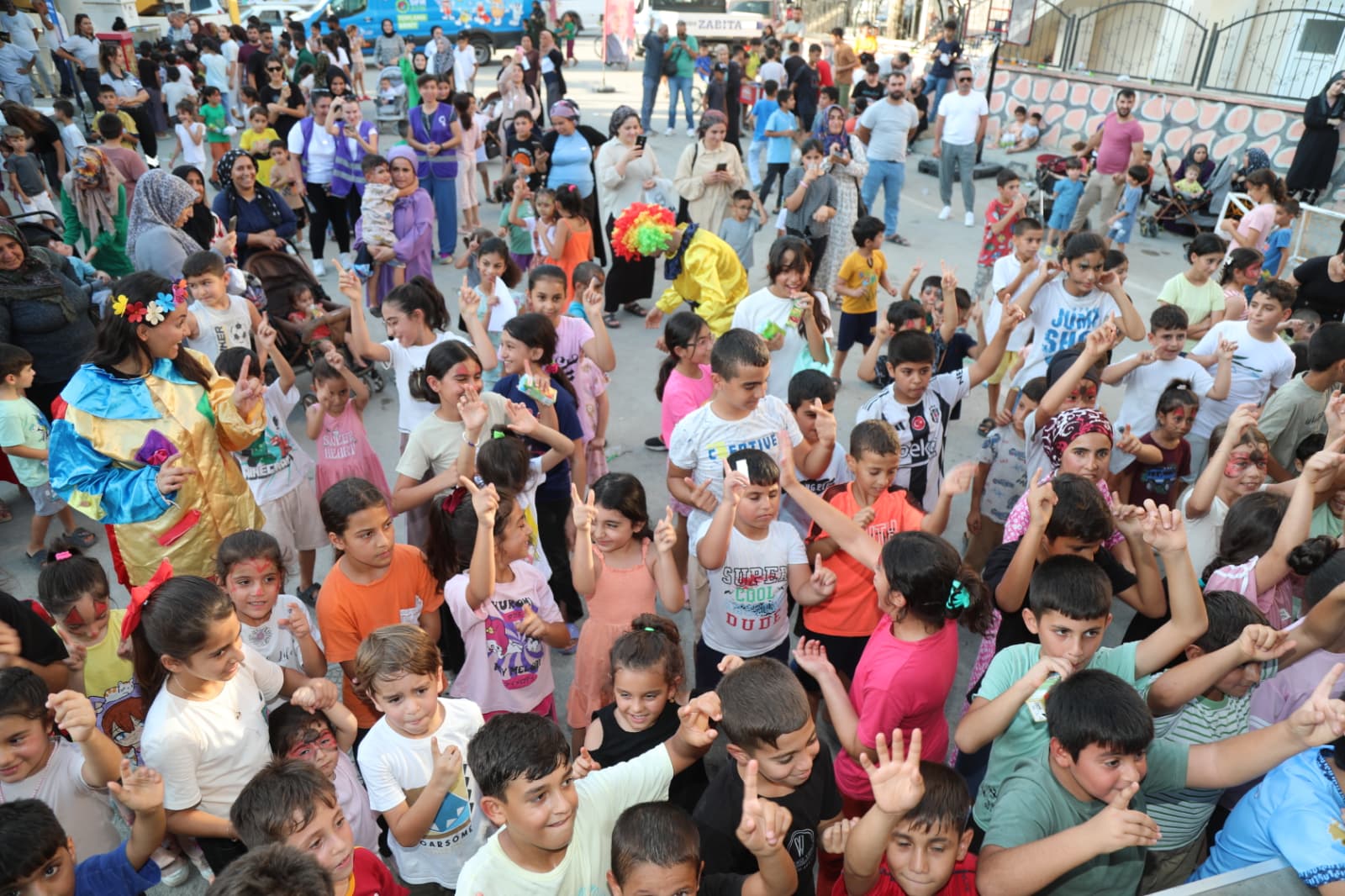 Yüreğir Belediyesi Çocuk Şenlikleri Başladı