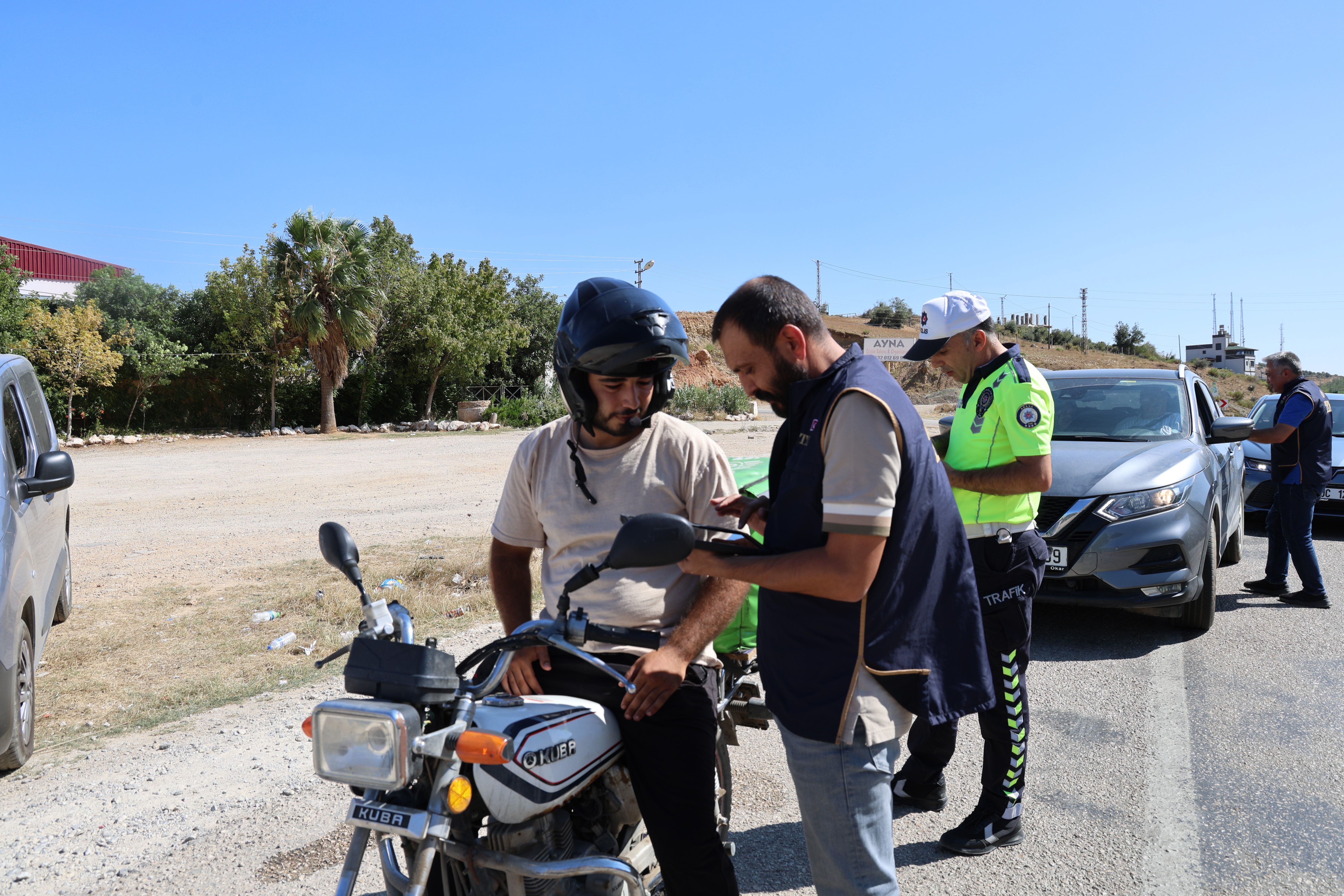 Polis hem sıcakla mücadele ediyor hem kentin huzurunu sağlıyor
