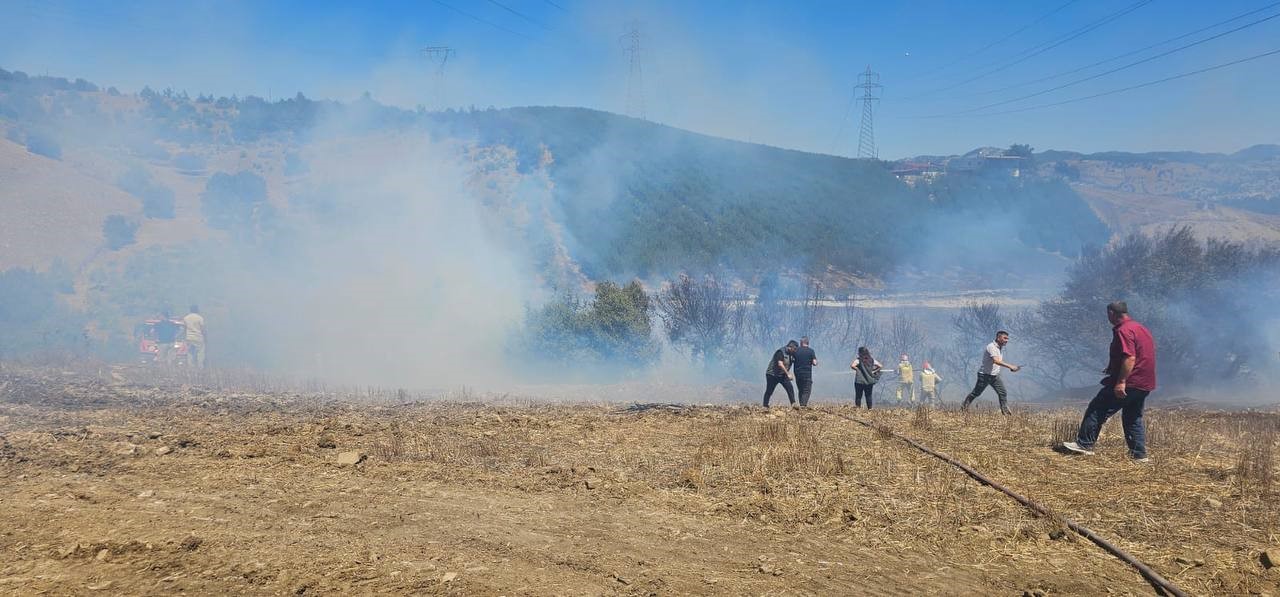Orman yangınının büyümesini belediye işçisinin hızlı hamlesi önledi