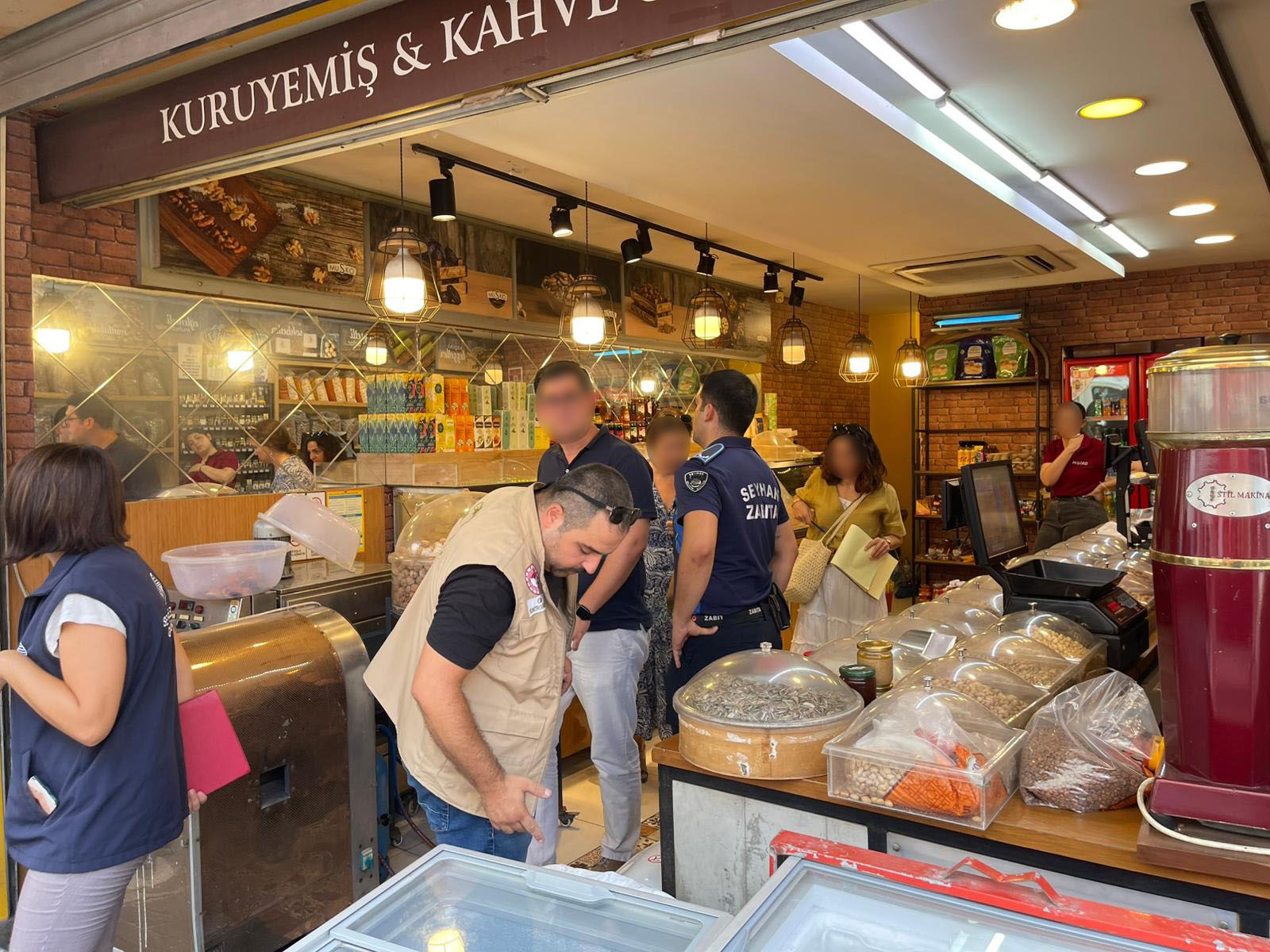 Kuru yemişçide kilolarca böceklenmiş ürün imha edildi