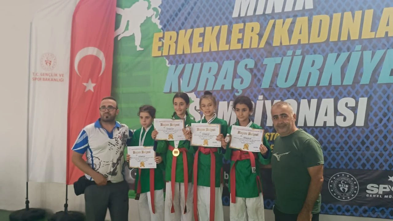 Adanalı kuraşçılardan şampiyonada madalya yağmuru