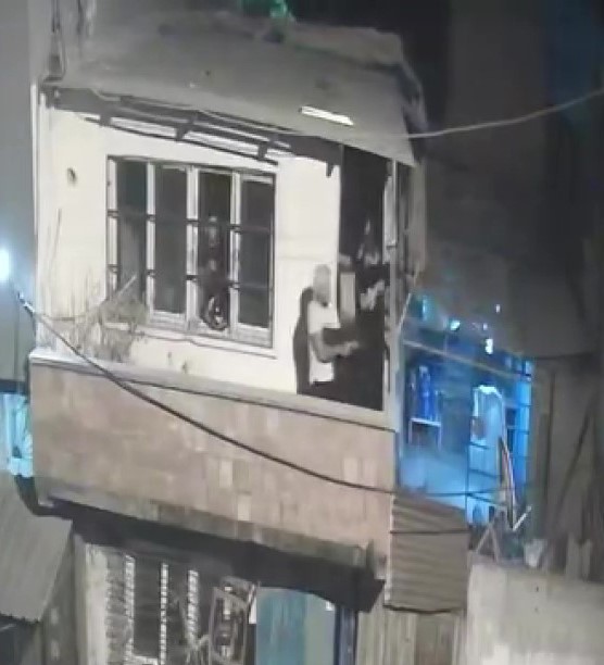 Adana'da balkondan balkona silahlı çatışma: 4 kişi gözaltına alındı