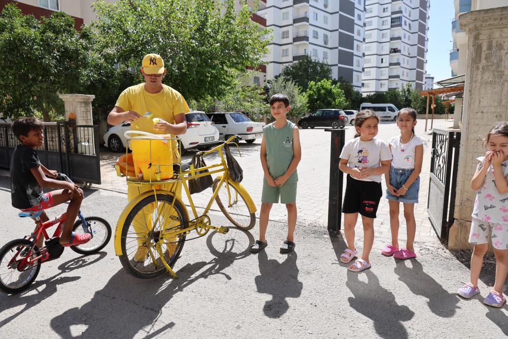 Sarı şalvarlı Adanalı, sıcakta sokak sokak limon dondurması satıyor