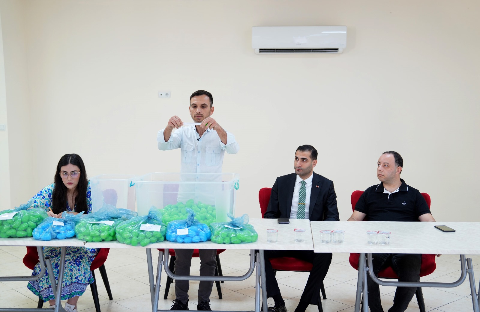 Çocuklar noter huzurunda kura ile belirlendi