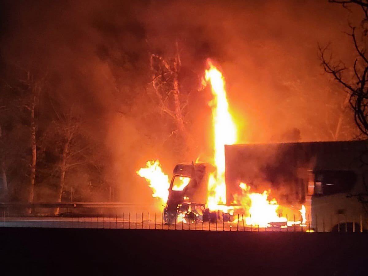 Otoyolda yanan tırdan çıkan alevler ormana sıçradı