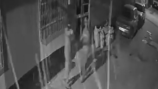 Kar maskeli şüpheliler eve ateş açıp o anları kaydetti