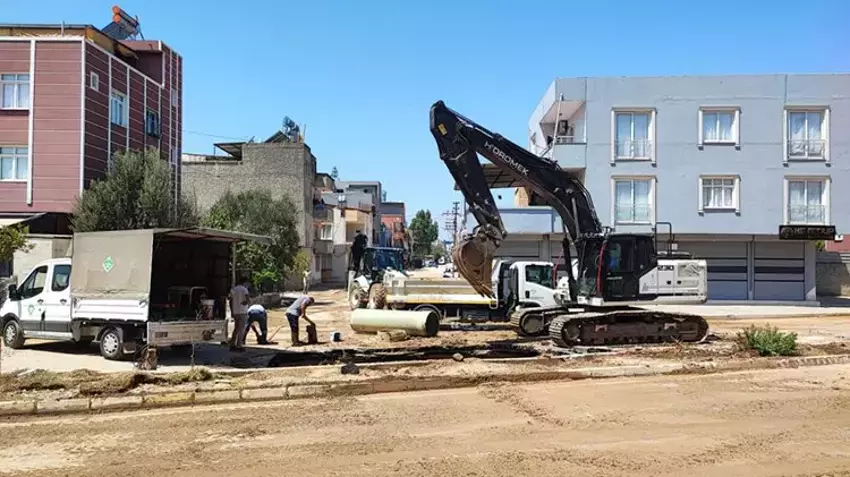 Adana'da hayat durdu: İçme suyu borusu patladı, mahalleler sular altında kaldı!