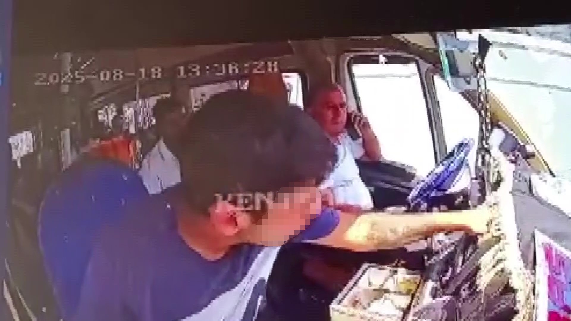 Araç kırmızı ışıkta durunca paraları alıp kaçtı!