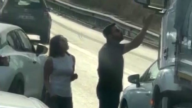 Otoyolda trafik terörü, yol kesip sürücüyle tartıştılar