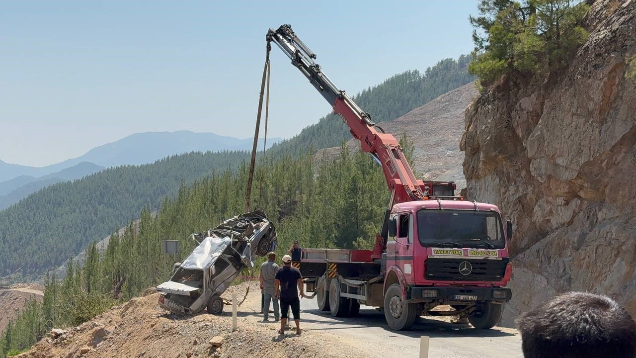 Adana'da 5 kişiye mezar alan otomobil uçurumdan çıkarıldı