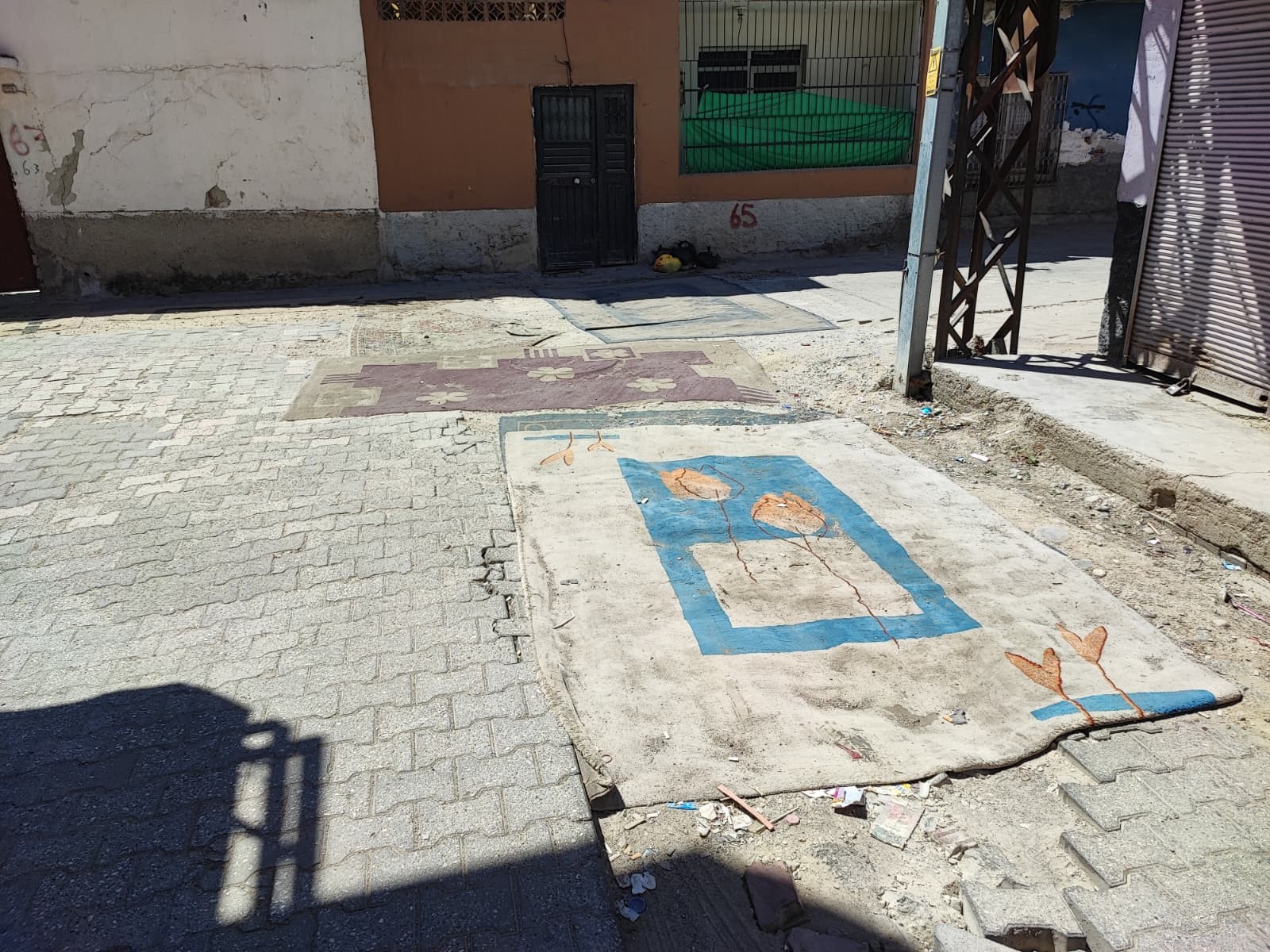 Adana'da bozuk yollar yapılmayınca yola halı serme akım haline geldi