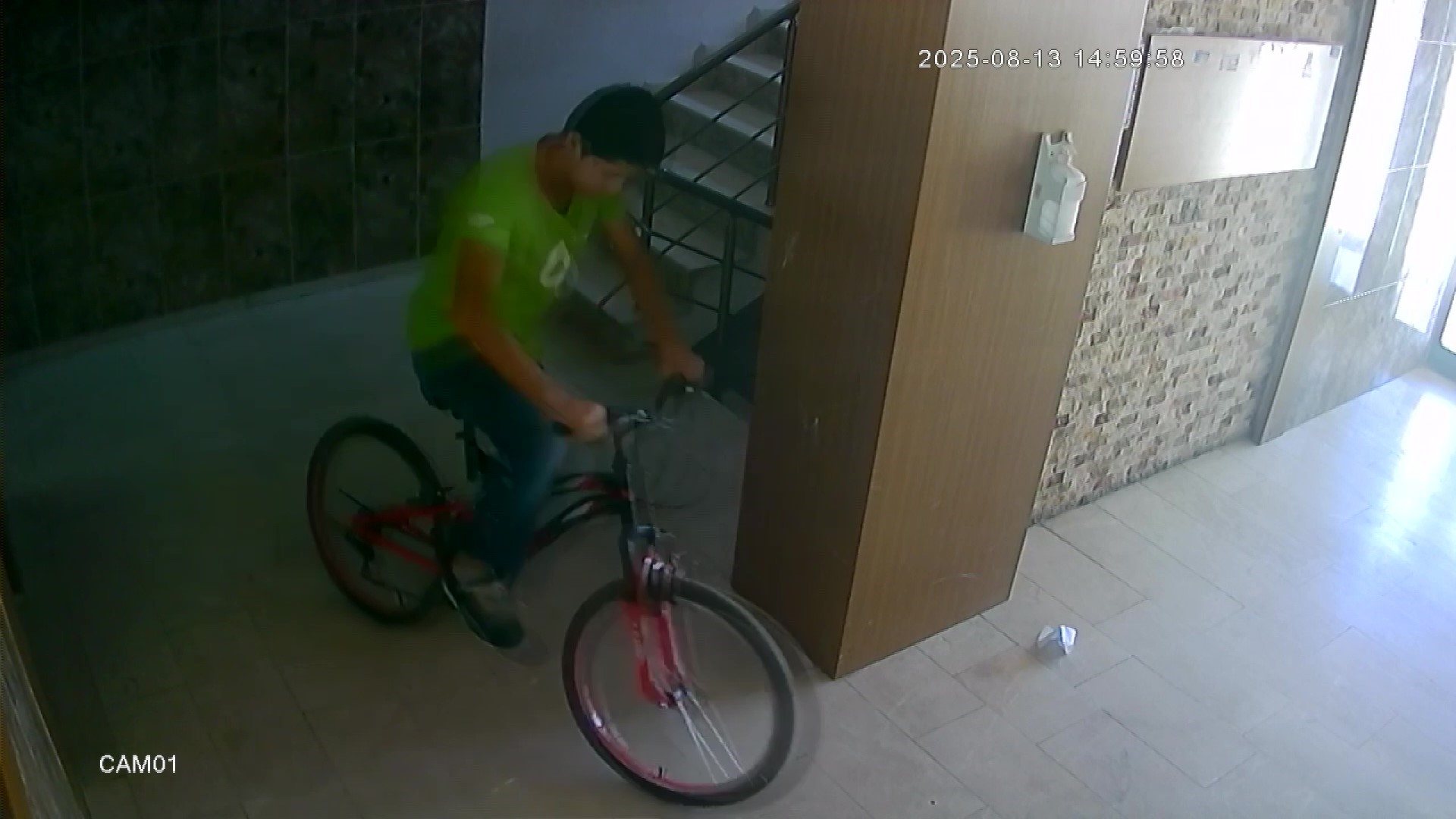 3 günde 6 bisiklet çalan 14 yaşındaki şüpheli yakalanınca, "Paraya ihtiyacım vardı, çalıp sattım" savunması yaptı