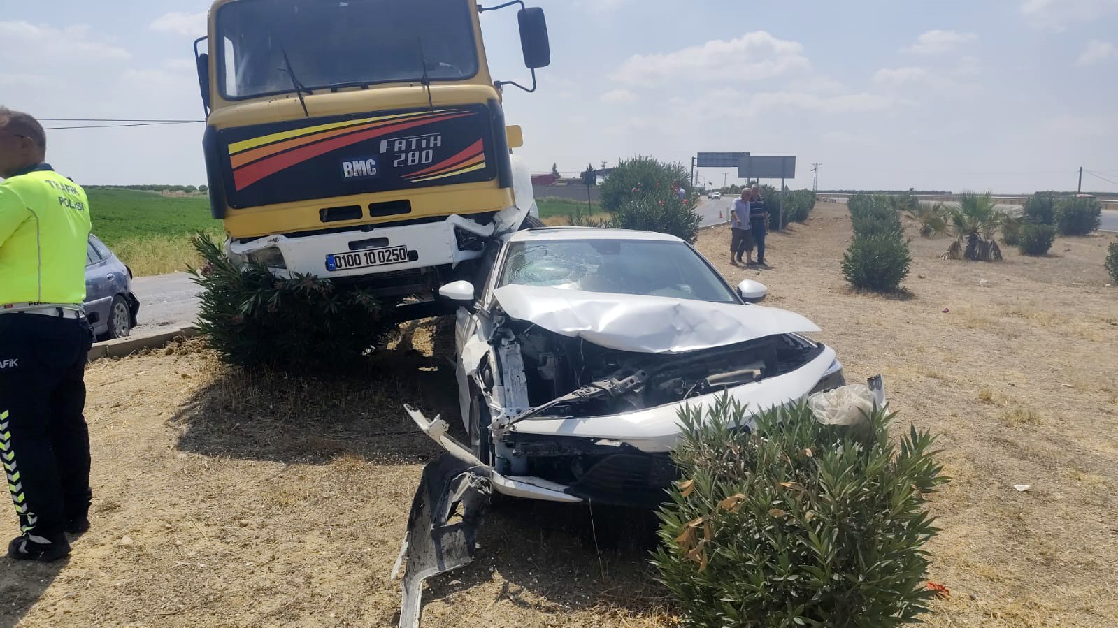 Freni boşalan kamyon, kırmızı ışıktaki 4 otomobile çarptı: 3 kişi yaralandı