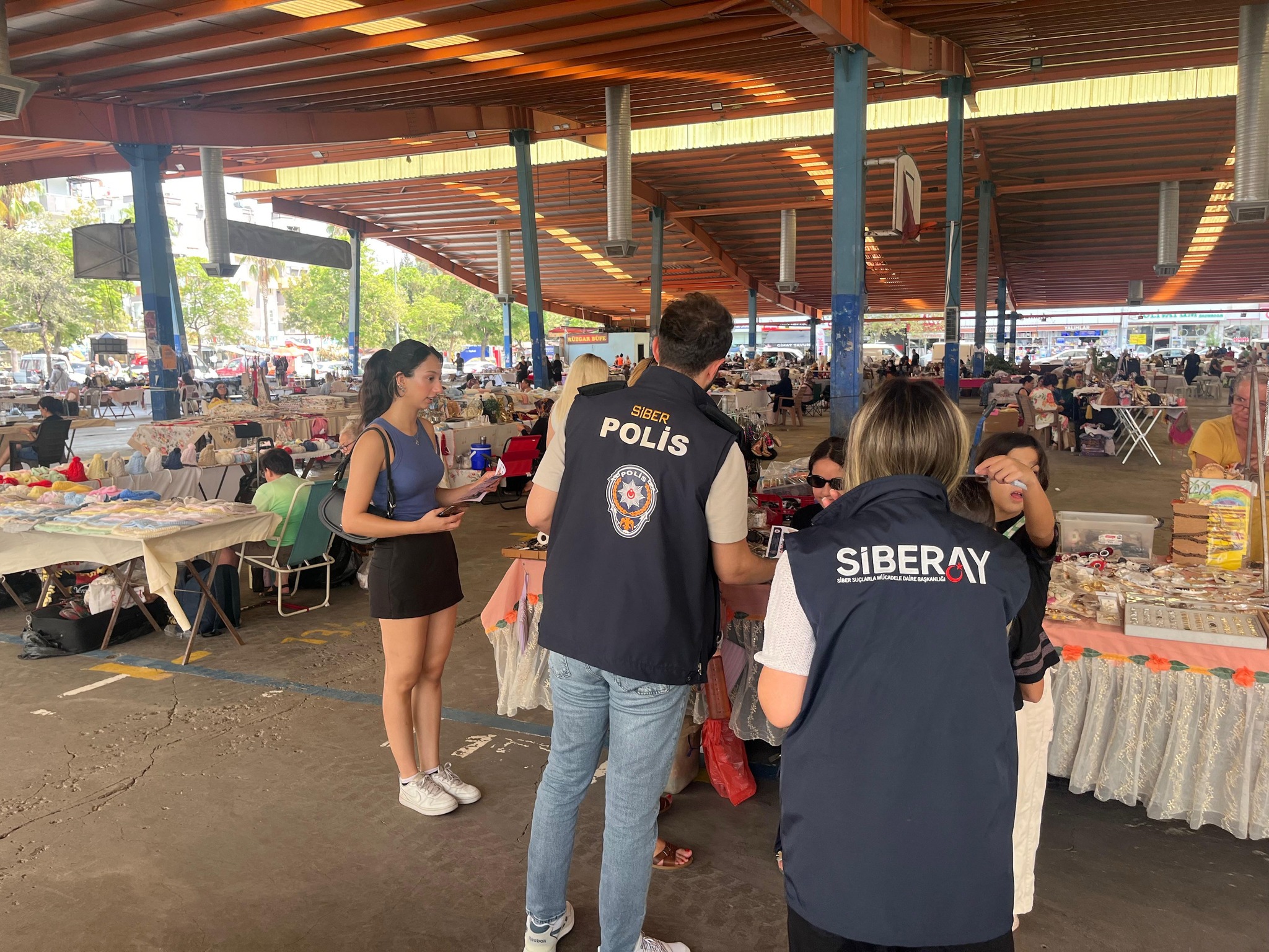 Adana Emniyeti, pazar yerinde bilgilendirme çalışması yaptı
