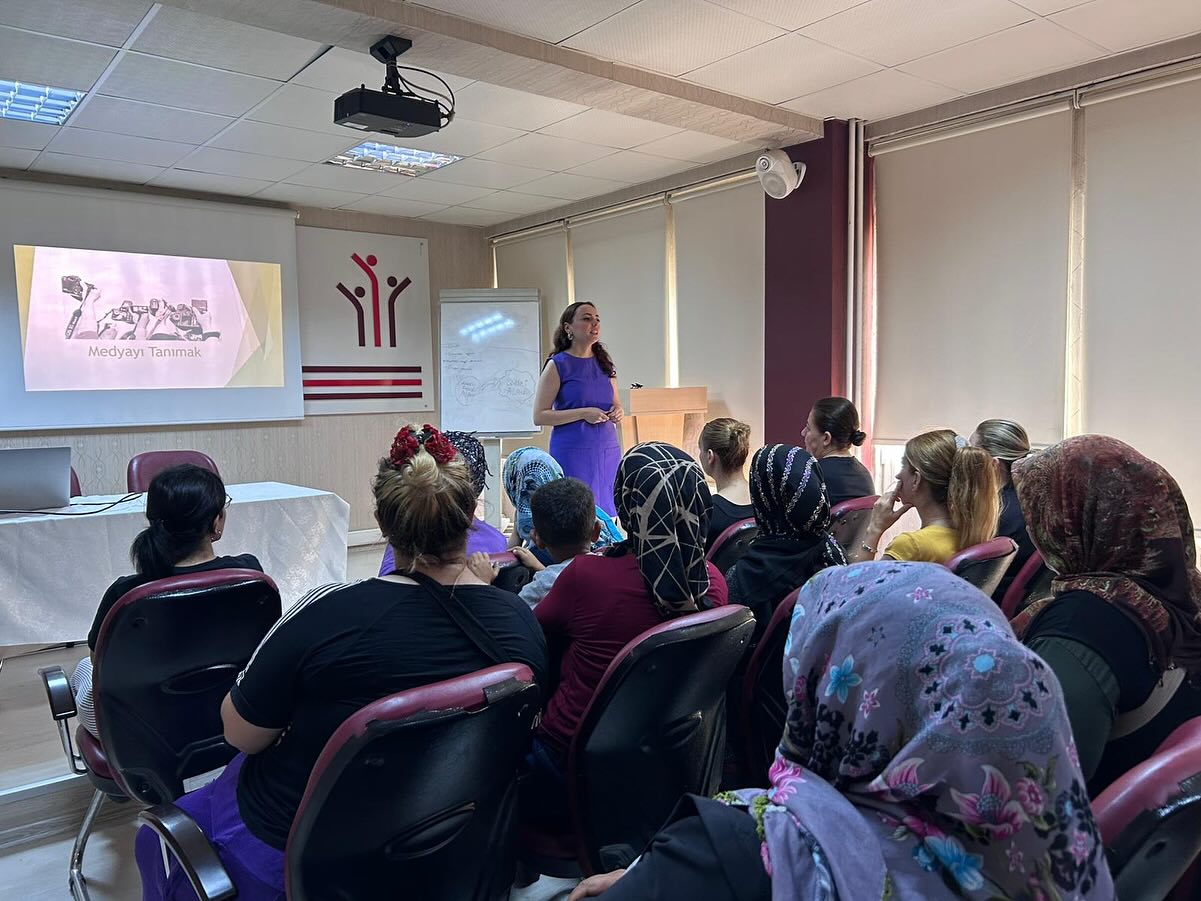 Yüreğir'de aileler, medya konusunda bilgilendirildi