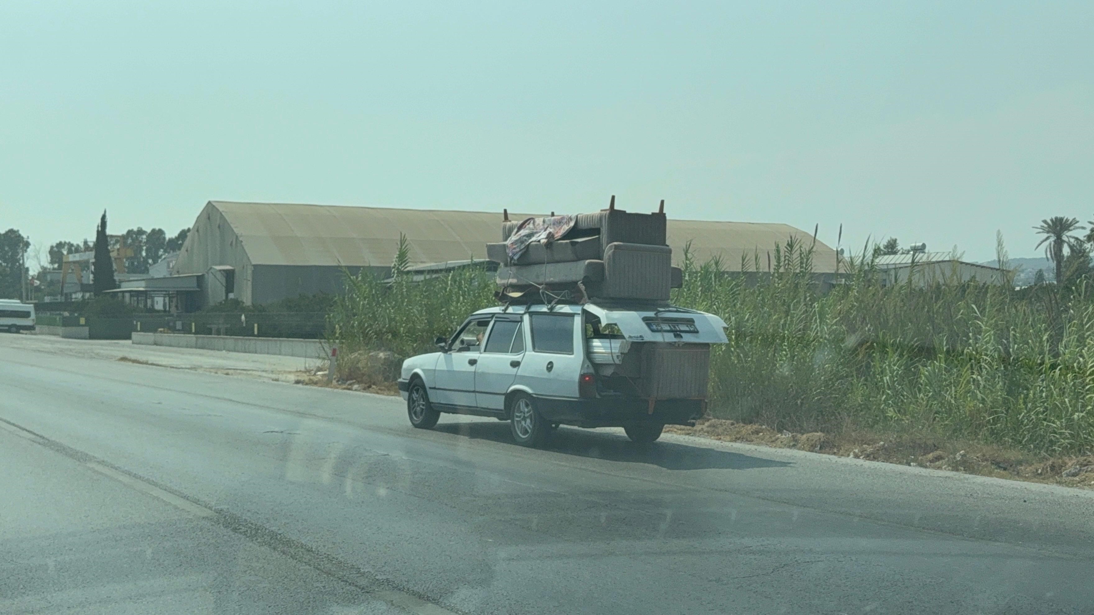 Adana'da D-400 Karayolu'nda otomobiliyle koltuk taşıyan sürücü trafiği tehlikeye düşürdü.