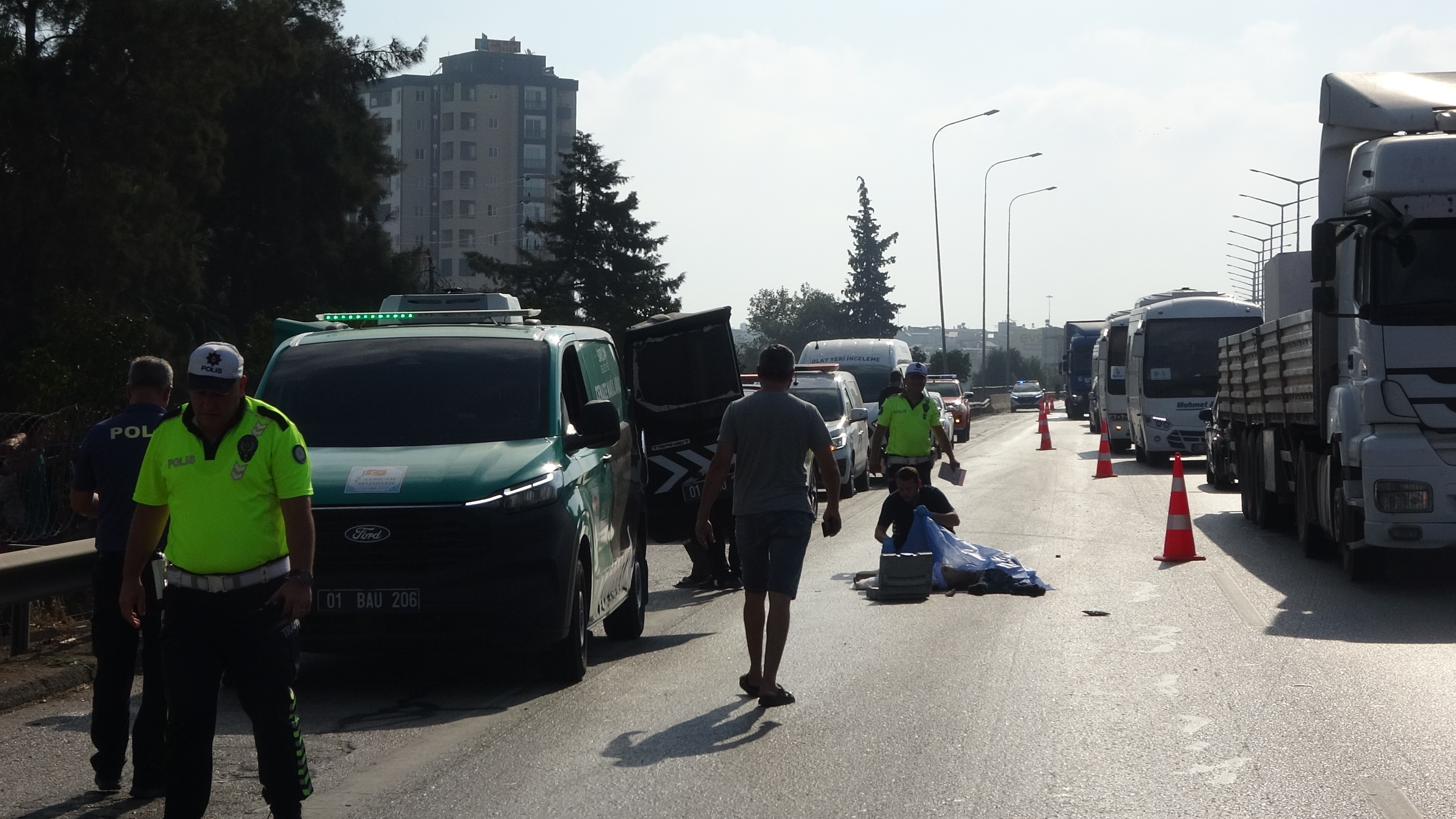 Adana'da otoyolda karşıdan karşıya geçmeye çalışan şahıs tırın çarpması sonucu hayatını kaybetti