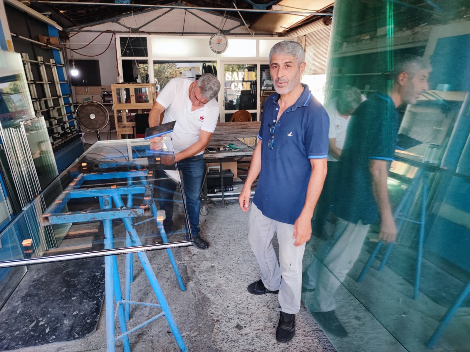 5 bin liralık cam aldı parasını ödemeden gitti