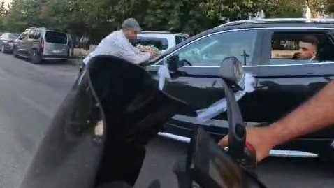 Düğün aracından para almak için metrelerce koştu, kaputa atladı