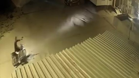 Adana'da rasgele ateş açan şahsı mahalleli yakalayıp polise teslim etti