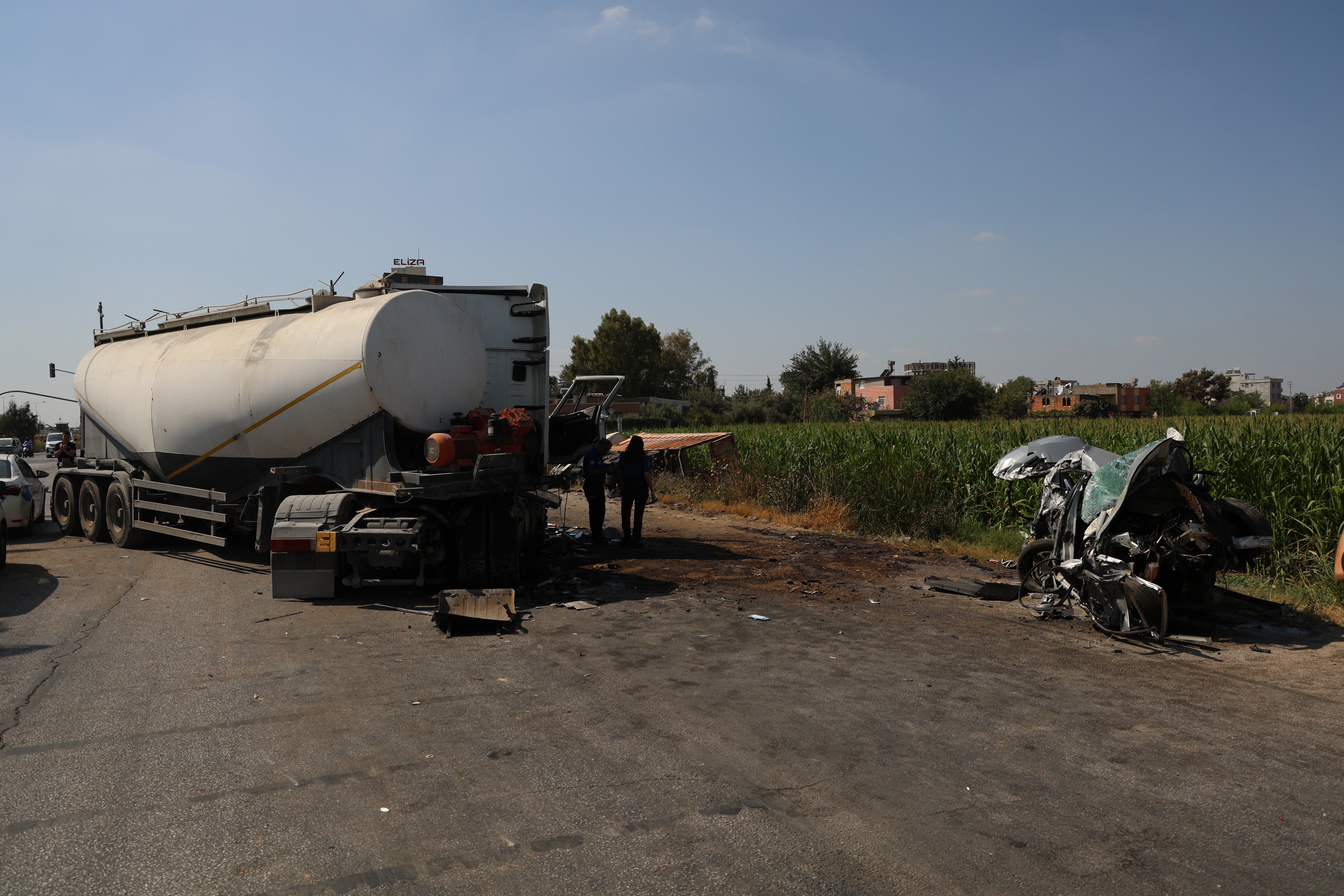 Tanker karşı şeride geçip otomobile çarptı, kamyon yan devrildi: 2 kişi yaralandı