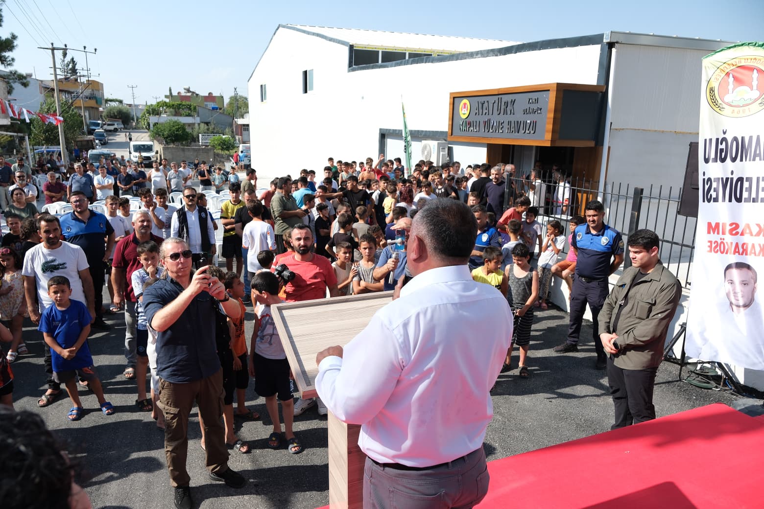 Güngör Geçer, Zeydan Karalar’ın; vatandaşın sorunlarını birinci ağızdan dinleme hassasiyetini sürdürüyor.