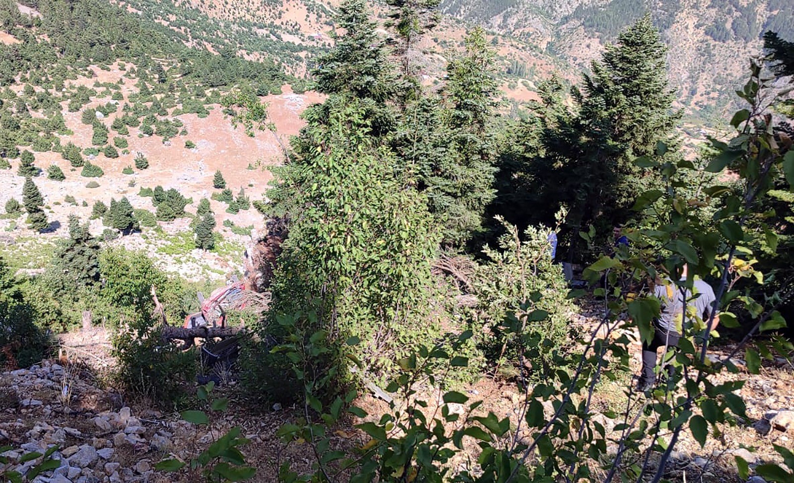 Otomobil uçuruma yuvarlandı: 2 kişi hayatını kaybetti!