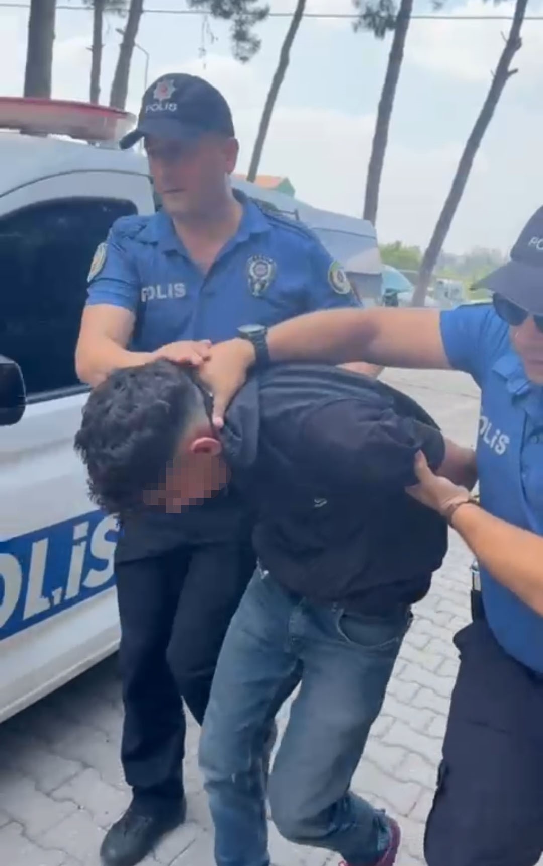 Araçların camını silerken korkuya neden olan şahsın, bakın kaç suç kaydı varmış!