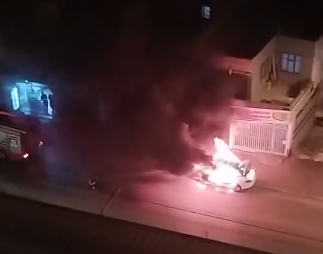 Adana'da otomobil alev alev yandı   