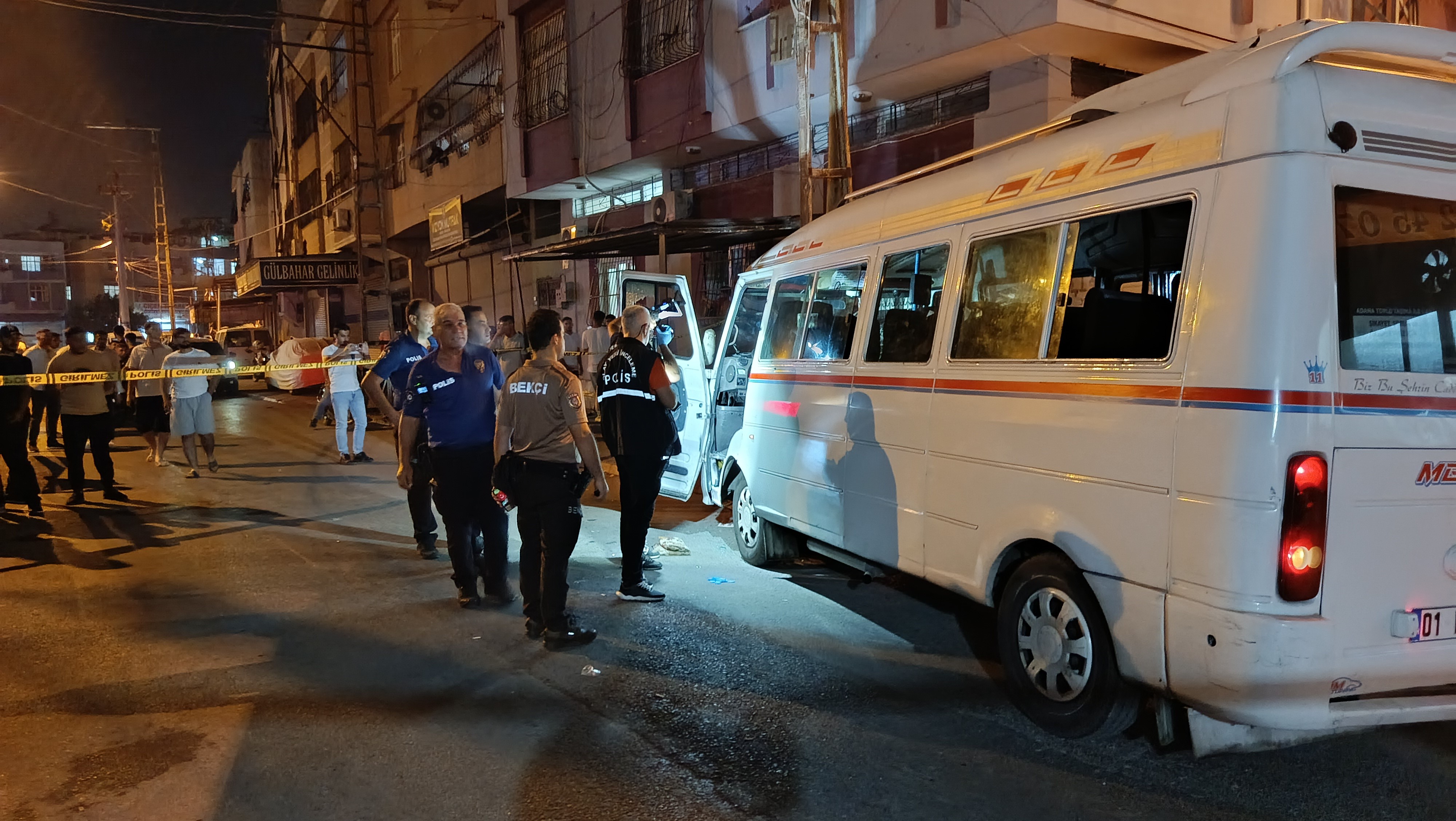 Adana'da dolmuşa silahlı saldırı: Sürücü yaralı halde 600 metre sürdü ama kurtarılamadı