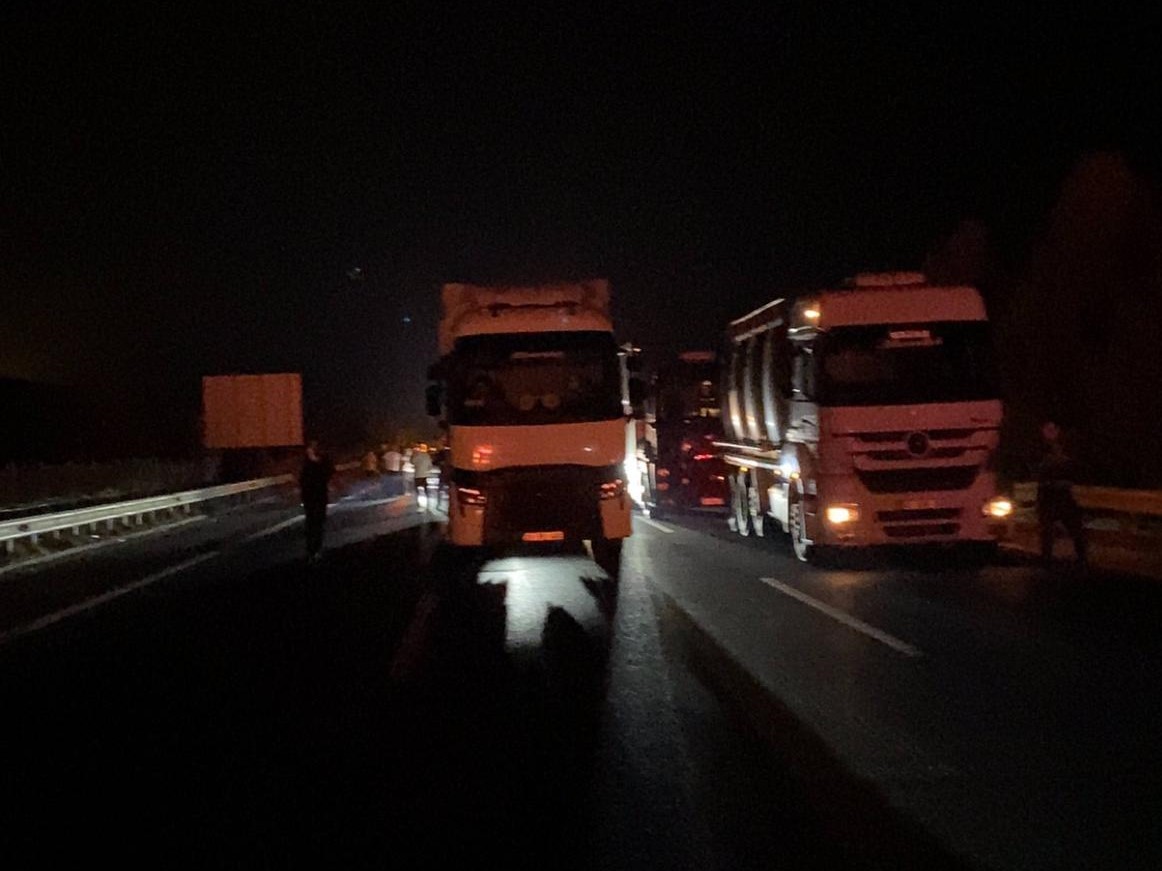 Lastik yüklü tır alev alev yandı