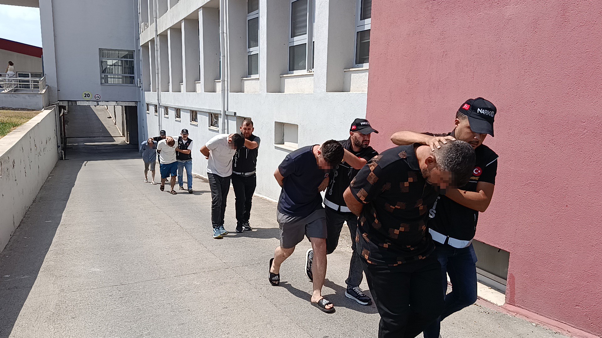 Torbacının bonzai zulası 'fasulye' dolu kova çıktı: 6 kişi tutuklandı