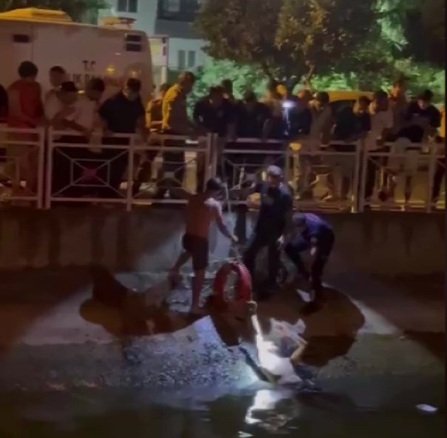 Uygulamaya girmemek için kanala atladı, boğulmaktan vatandaşlar kurtardı