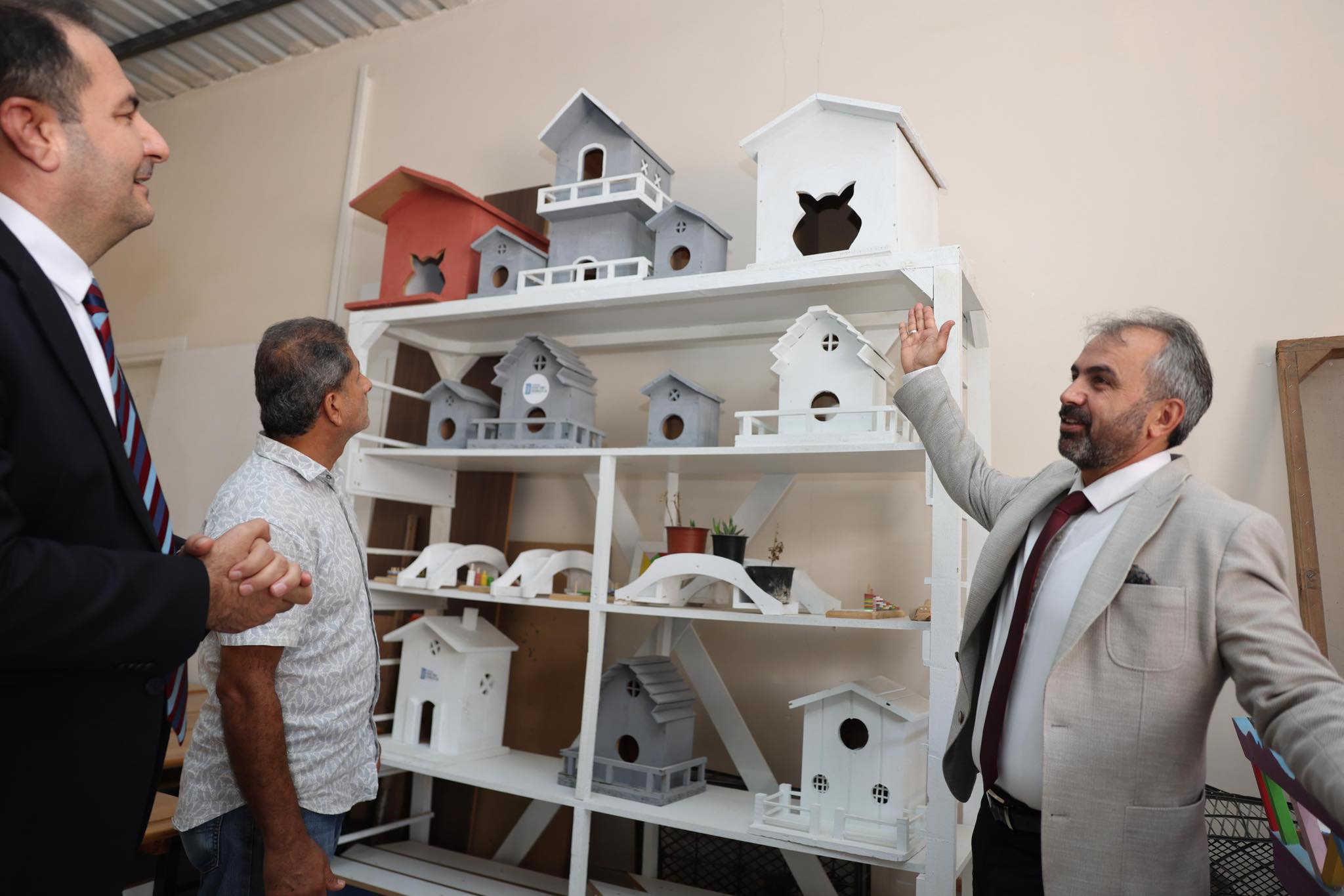 Seyhan’da, dezavantajlı öğrenciler için oyuncak üreten atölye ziyaret edildi