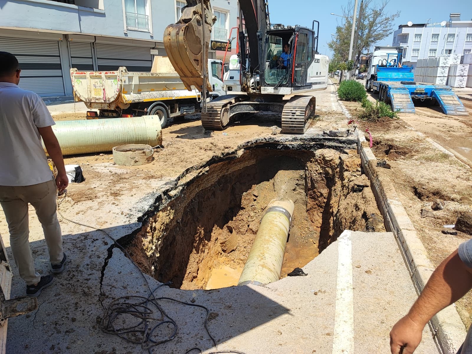 Adana'da su borusu patladı, yol asfaltlanmayınca mahalle toz içinde kaldı