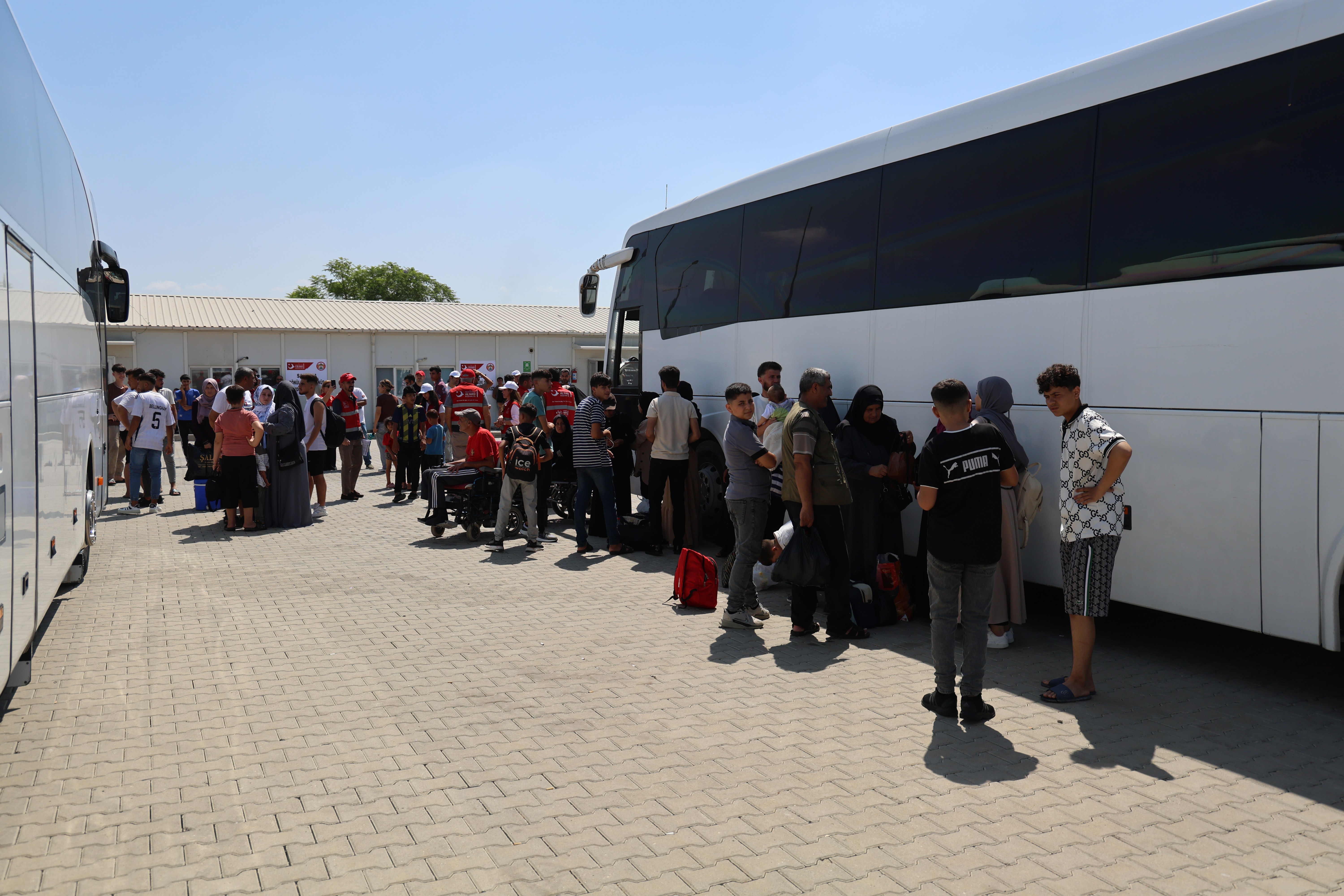Adana'da kampta kalan 160 Suriyeli daha 4 otobüs ve 2 tırla ülkelerine geri döndü