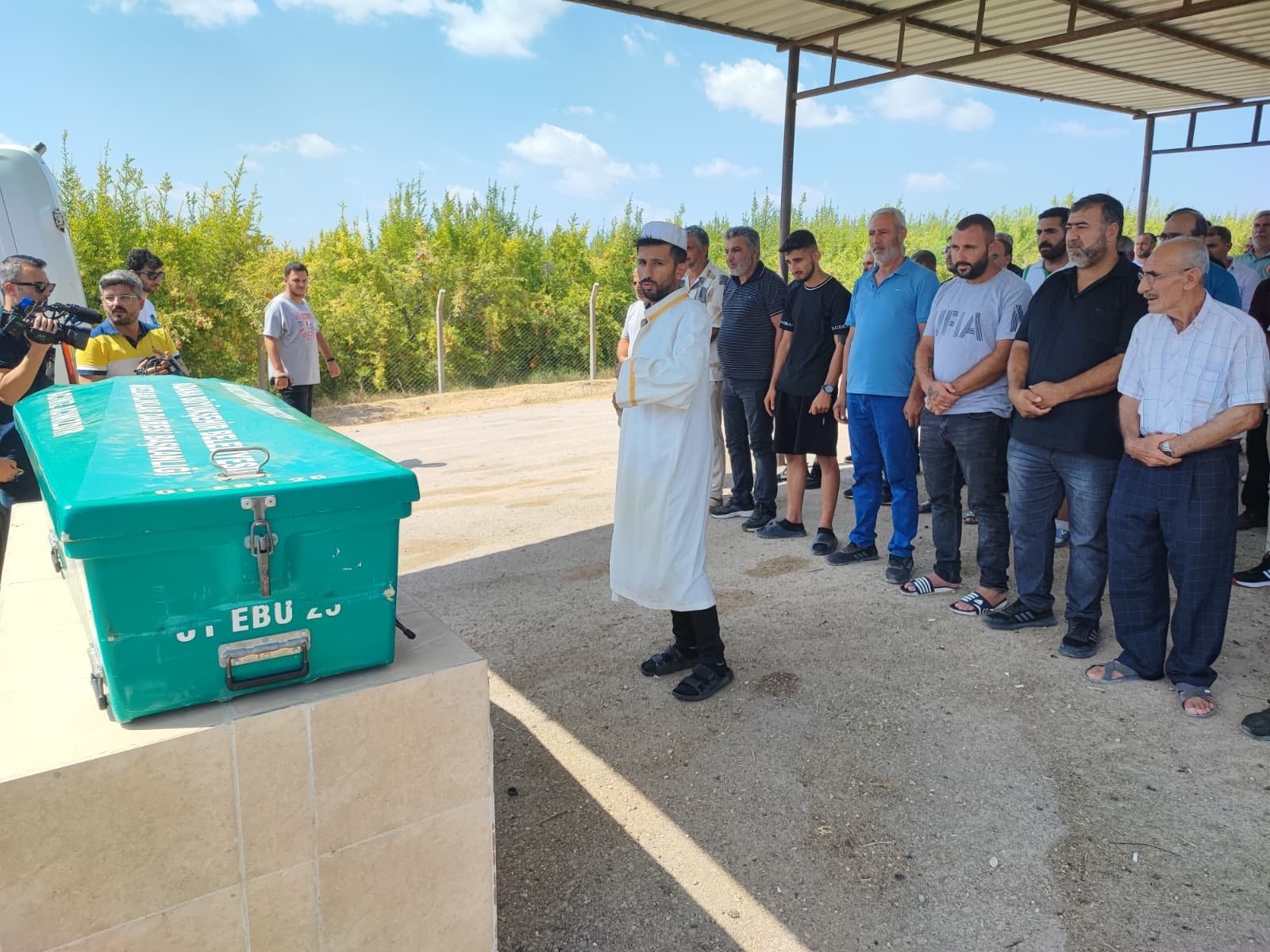 Mide fıtığı ameliyatı olduktan 9 gün sonra hayatını kaybeden genç kadın, toprağa verildi