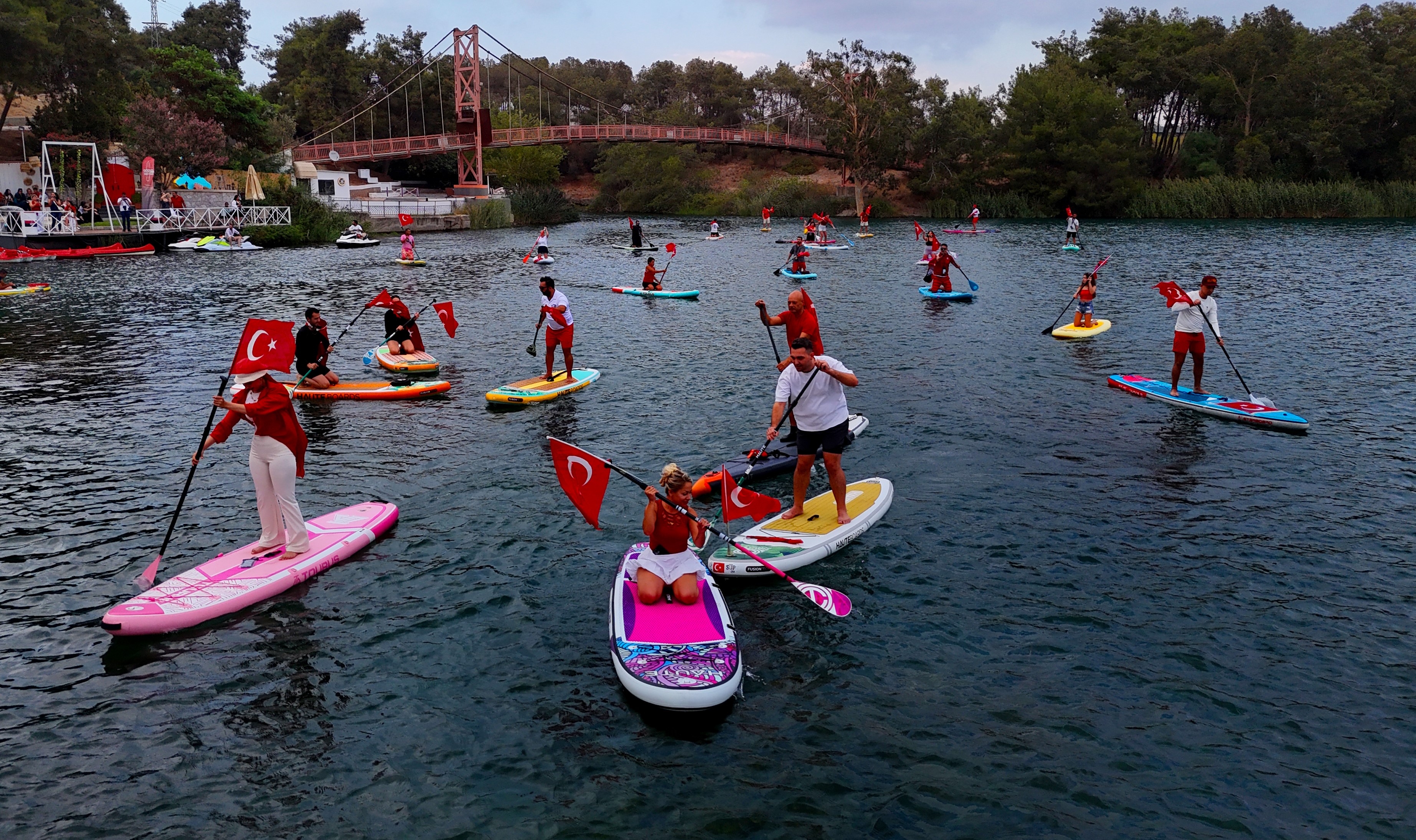 30 Ağustos'ta Türk bayraklı su korteji görsel şölen oluşturdu