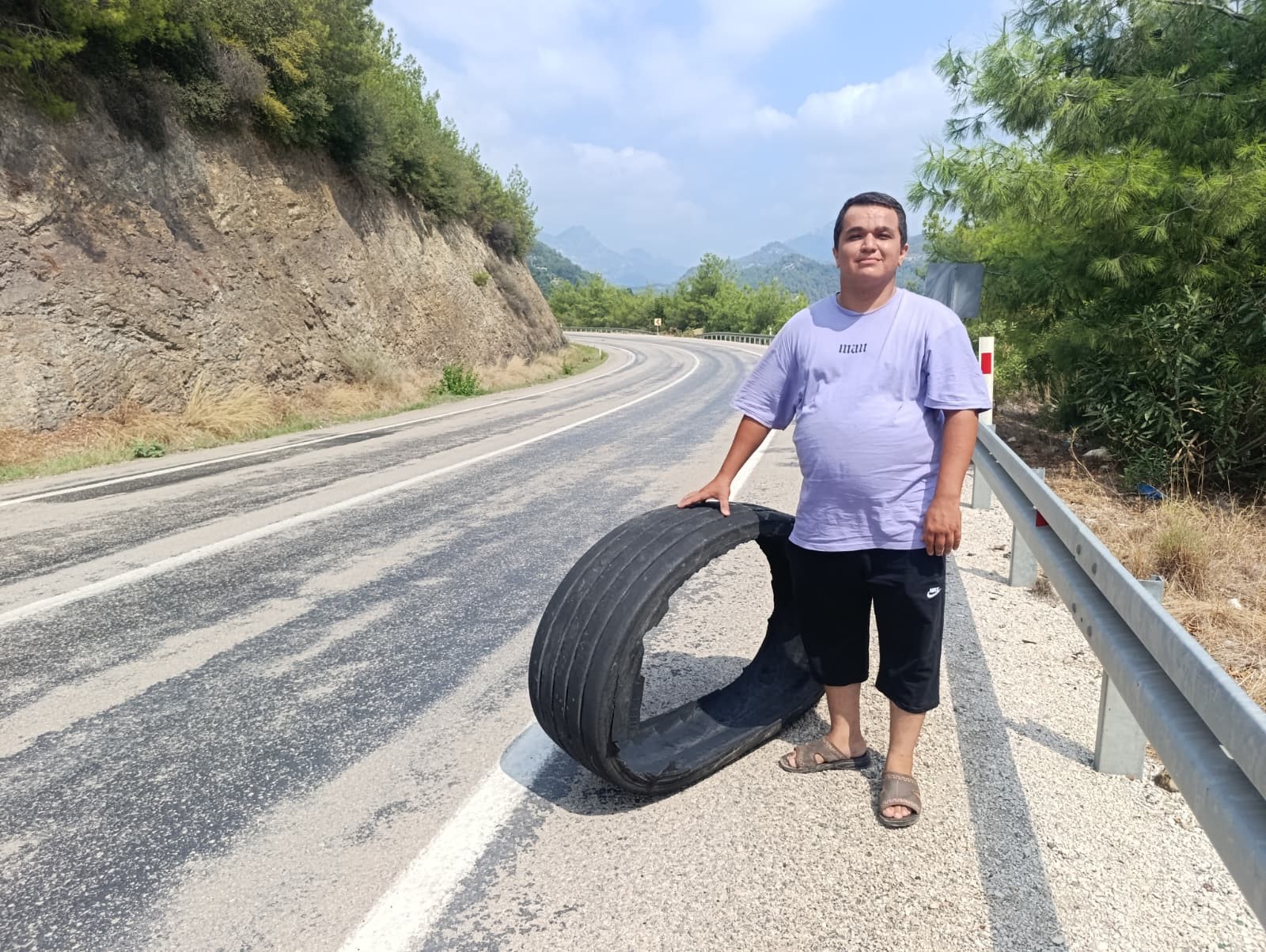 Yoldaki kamyon lastiğine çarpma anı saniye saniye görüntülendi