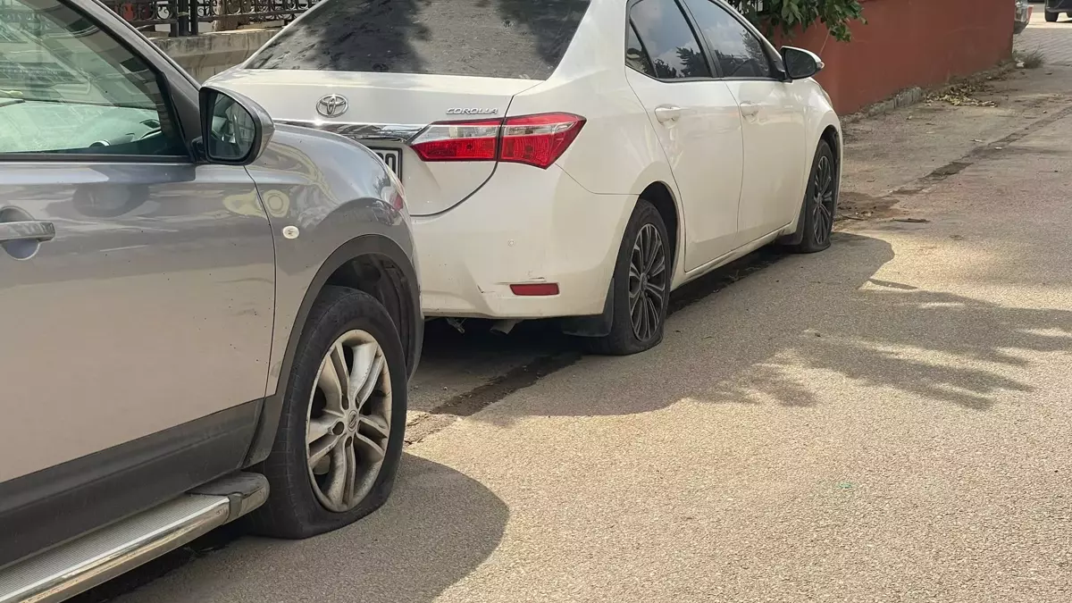 Mahalle sakinlerine sabah şoku: Lastikleri bıçakla patlatıldı!