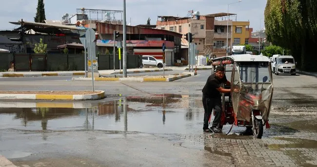Su borusu patladı, cadde göle döndü