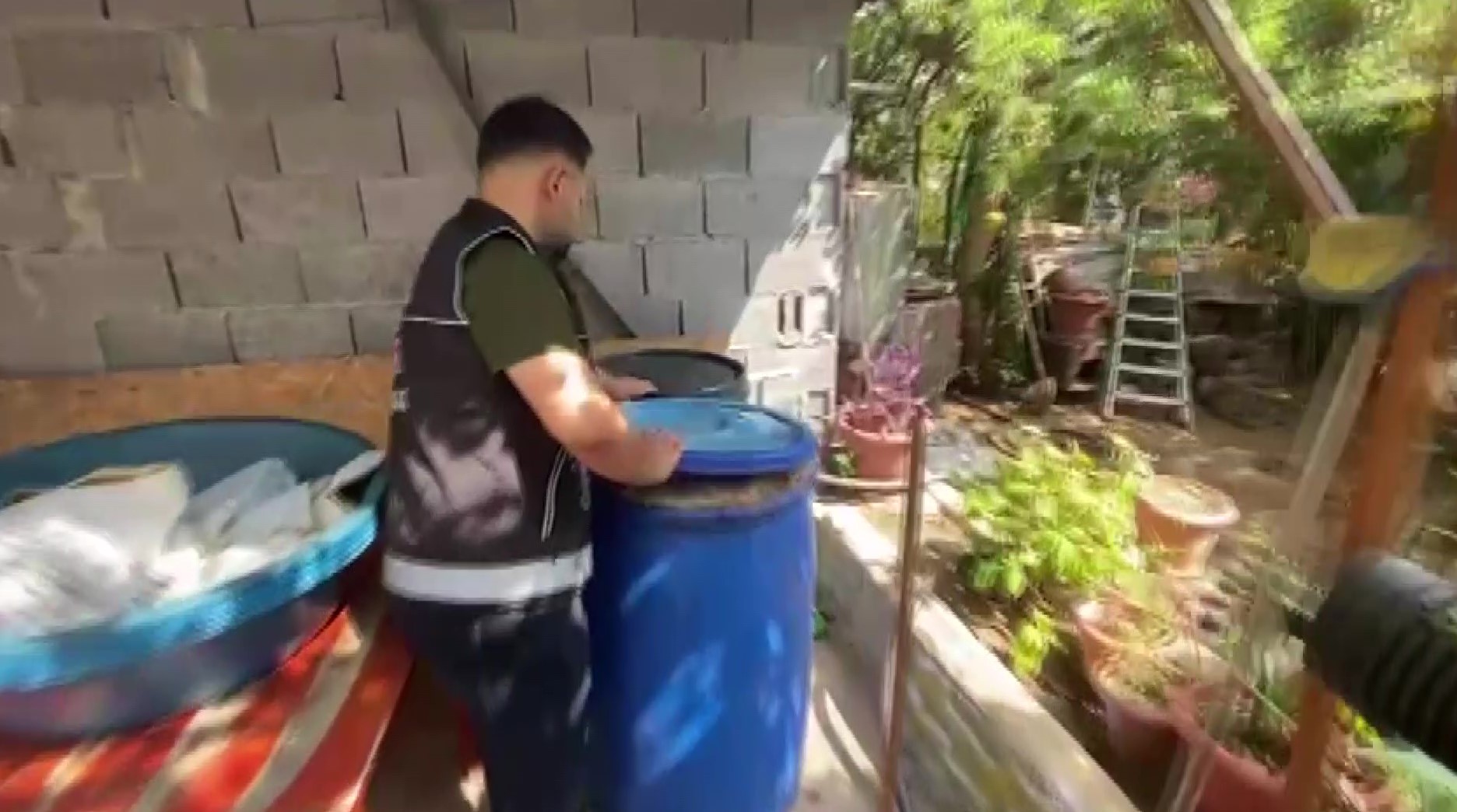 Adana'da 2 bin 930 litre kaçak içki ele geçirildi