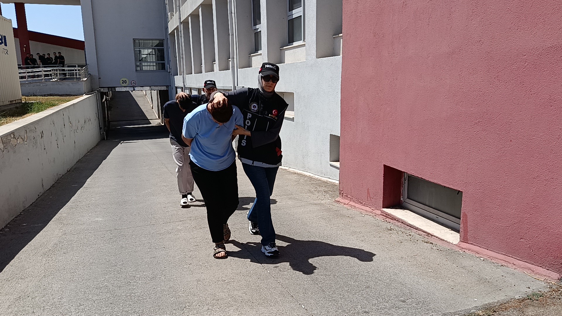 Araçta 5 kilo esrar ile yakalandılar: ''Haberimiz yok'' savunması yaptılar