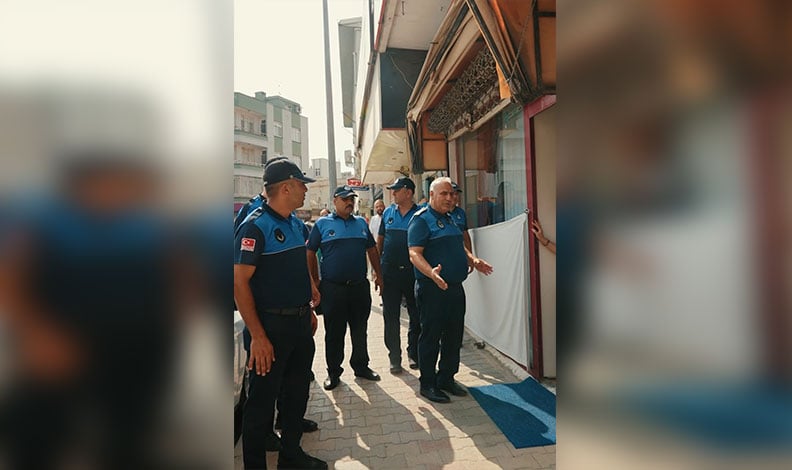 Kozan Belediyesi kaldırımları işgal edenlere ceza yazdı