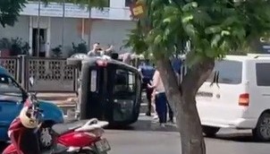 Hafif ticari araç böyle devrildi   