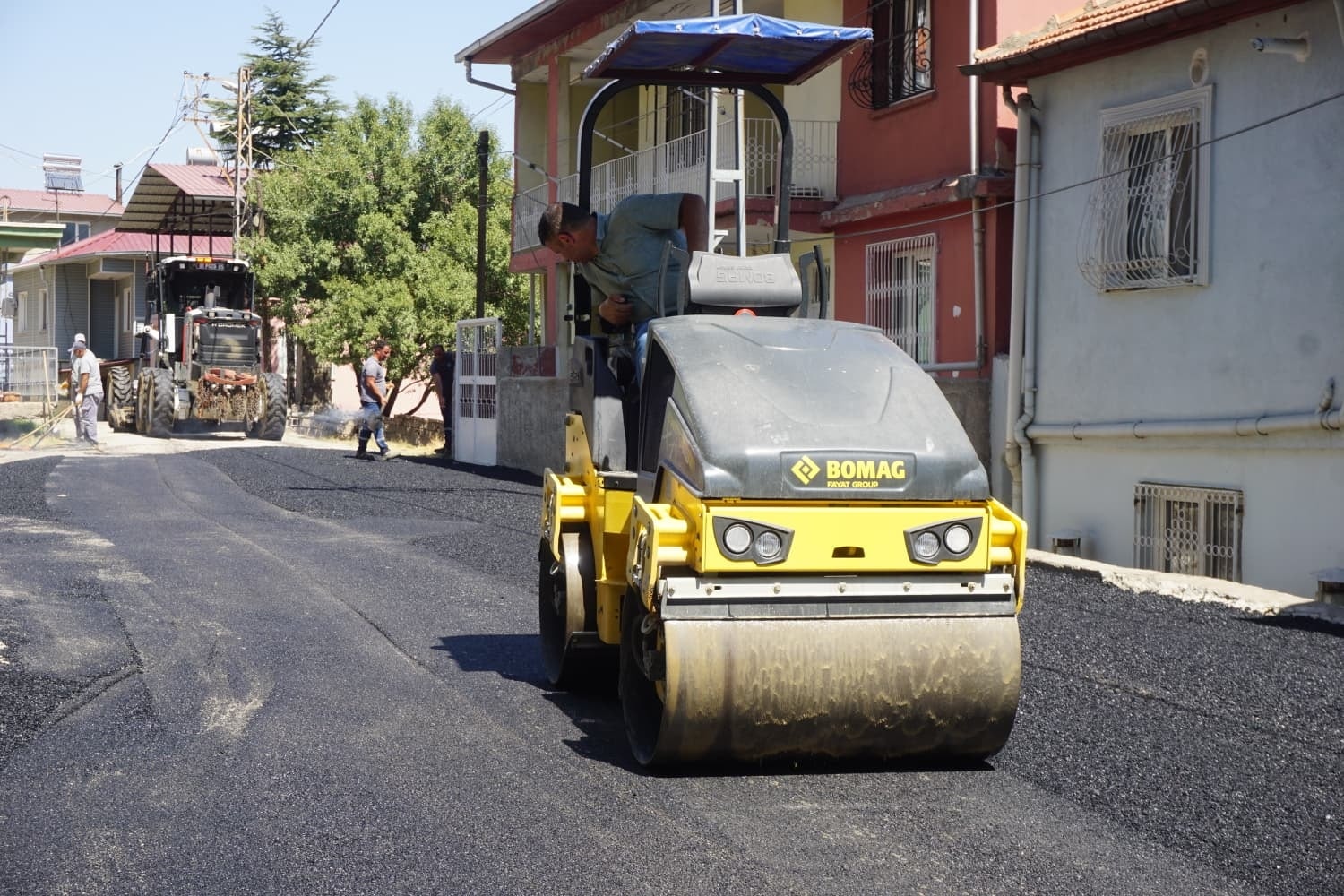 Pozantı’da, 21 mahallenin tüm sokaklarında asfalt çalışması yapılıyor
