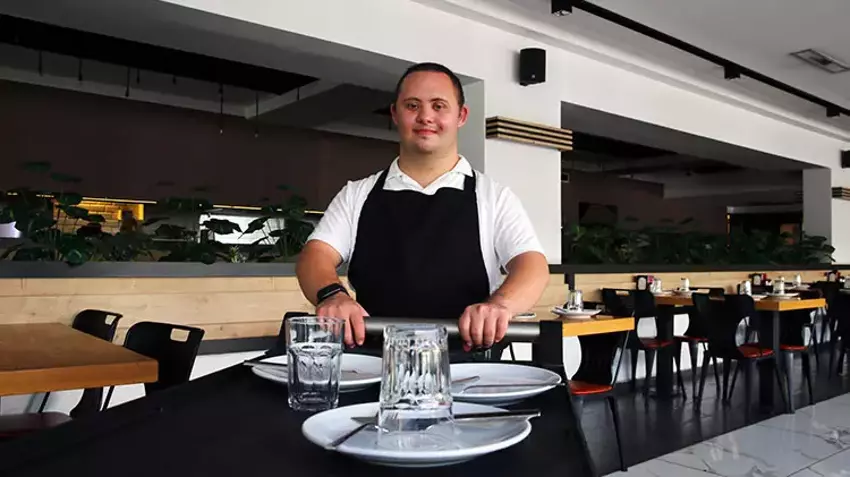 Engelleri aşan garson: Fatih Temel