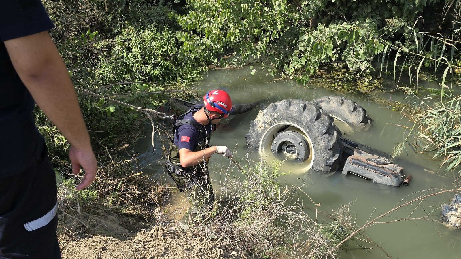 Sulama kanalına devrilen traktörün sürücüsü hayatını kaybetti